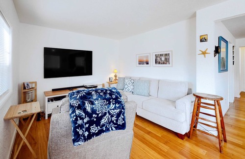 Winchester Bay House | Dog-friendly coastal-themed home with a full kitchen & washer&dryer