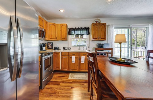 Valois House | Dog-Friendly Home w/Dock & Views on Waneta Lake!