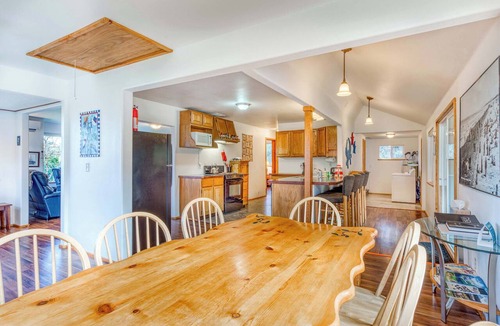 Coos Bay House | Dog-Friendly Home with Wood-Burning Fireplace and Ocean Views - Near the beach