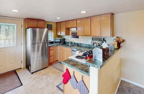 Friendly Condo | Dog-friendly lower level of duplex w/enclosed deck, washer/dryer, mountain view