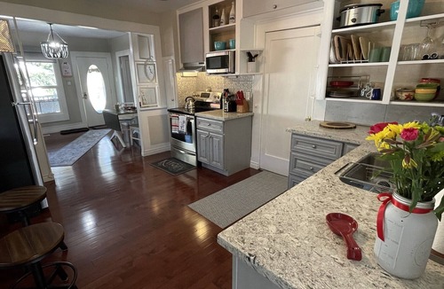 Downtown Vancouver House | Downtown Charming 2-bedroom Bungalow in Carter Park, Vancouver, Wa.off Main. St