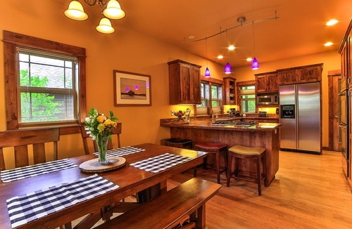 River West House | Drake Park. Hot Tub. Walk Everywhere! Ski Special 250 Weeknights