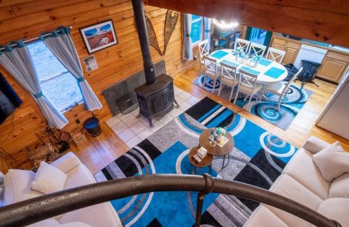 Davis House | Driftland Cabin sauna, hot tub, pizza oven