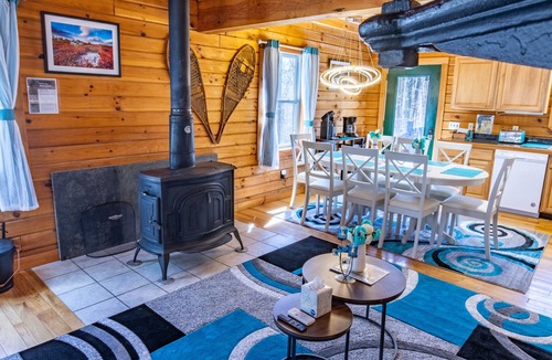 Davis Cabin | Driftland Cabin – sauna, hot tub, pizza oven, kayak