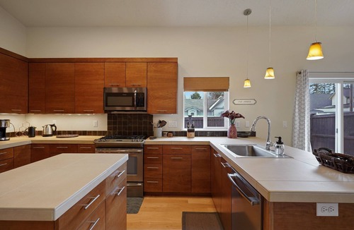 Southern Crossing House | Dwell 30 Day Minimum- Modern & Peaceful, Walk to Old Mill, New and Lovely, AC