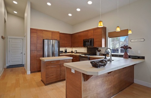 Southern Crossing House | Dwell 30 Day Minimum- Modern & Peaceful, Walk to Old Mill, New and Lovely, AC