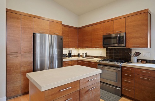 Southern Crossing House | Dwell 30 Day Minimum- Modern & Peaceful, Walk to Old Mill, New and Lovely, AC