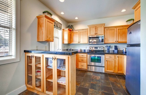 Redmond House | Eagle Crest Retreat, HOT TUB, Dogs OK, EV Charger