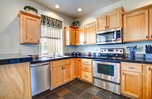 Redmond House | Eagle Crest Retreat, HOT TUB, Dogs OK, EV Charger
