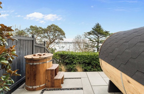 Madrona House | Eagle's Haven: Lakeside Luxe & Culinary Delight