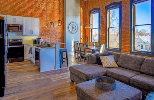 Baker City Apartment | East Empire Theatre Loft, Downtown! Sleeps 4, Local Golfing 50% Off!