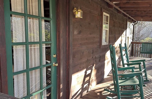 Sunset Cabin | Eastatoee Bears Cabin A with Mtn and Waterfall Hikes