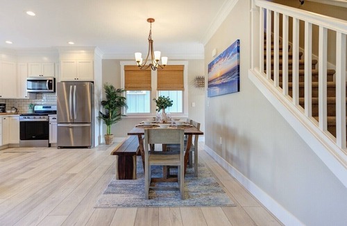 Seabrook House | EASY BREEZY Cottage Seabrook WA! Dog friendly w/Hot Tub