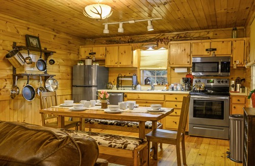 Blue Ridge Cabin | 🌲Easy Paved Access🔥Fireplace❤️Great Privacy🏞️Across River🎇NearDowntown🙂
