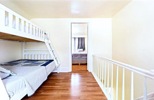 Valley Stream House | Elegant 6BR Home 7 min to JFK, Shopping Dining and Train Access to Manhattan, only 30 min journey, comes with Free Parking