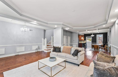 Downtown Baltimore House | Elegant Reservoir Hill home with parking sleeps 8