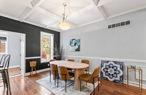 Downtown Baltimore House | Elegant Reservoir Hill home with parking sleeps 8