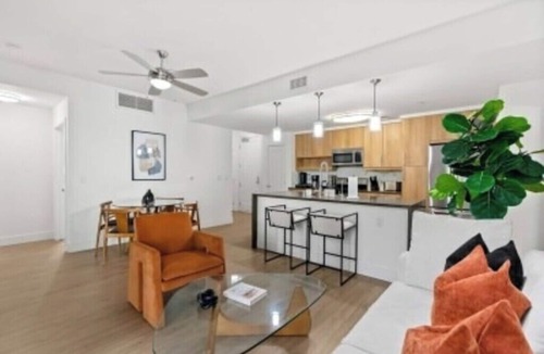 Downtown Bed & Breakfast | Emerald Garden' Upscale & Serene Retreat Walk to Beach Pool Gym
