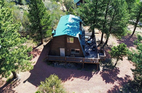 Mammoth Creek Cabin | Enjoy a cozy cabin near the lake! Sleeps 8, 4 Beds.