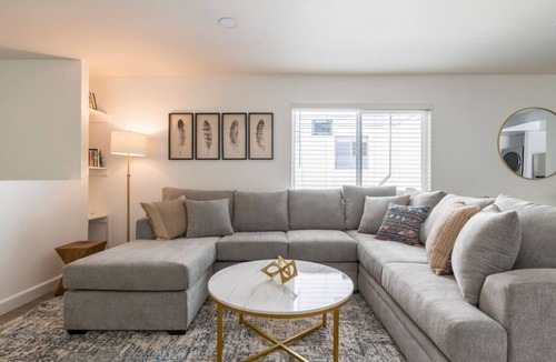 Alhambra Condo | Exceptional DT Alhambra Condo 3BR/2BA with King size bed +EV Charger