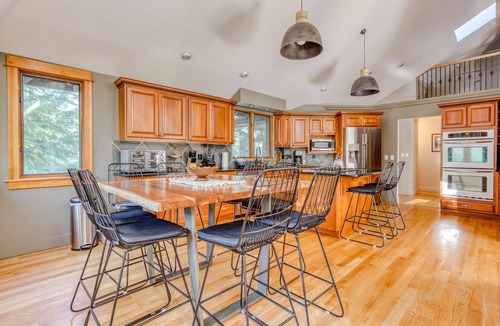 Welches House | Expansive golf-view getaway with private hot tub, pool, fast WiFi & game room