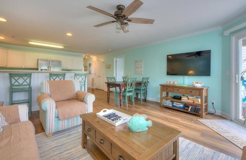 Long Beach Condo | Experience ocean views in this spacious 3-bedroom condo at Oak Island.