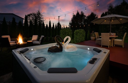 Martha Lake House | Experience Seattle Hot Tub Firepit Backyard BBQ EV2 King Bed