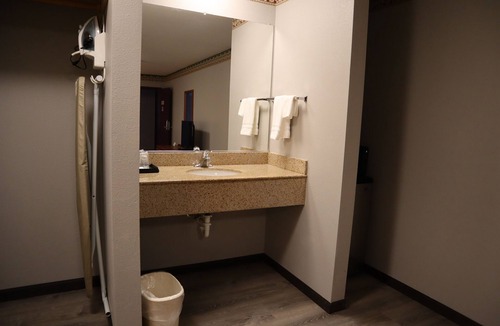 West Eugene Hotel | Express Inn & Suites