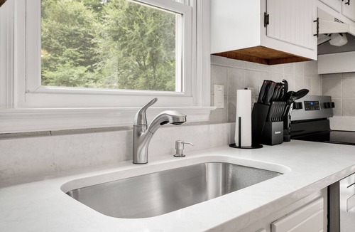 Midlothian House | Extended Stays: 4B2B, Fenced Yard, Dogs OK, Fast WiFi