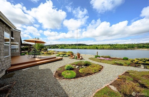 La Conner House | Fabulous 4-bedroom water-front house in cool La Conner perfect for families