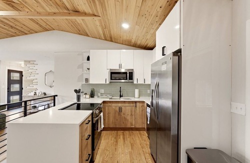 Applewood Villages House | Ferns & Foothills: Gateway Location, Family Friendly, Hot Tub/Backyard Games