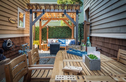 Alki House | Fielitz House ~ Portable AC ~ Parking ~ Alki Beach Access ~ Dog-OK ~ BBQ