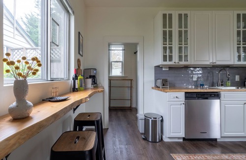 Ballard House | FIFA World Cup 2 bedroom home, loft, 1 bath. Sleeps 5, close to stadiums!
