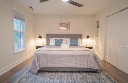 North Raleigh House | Fire pit - 6 Min to North Hills - Screened Porch
