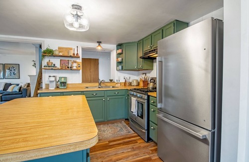 Hood House | Fire Pit Secluded Getaway Dog Friendly