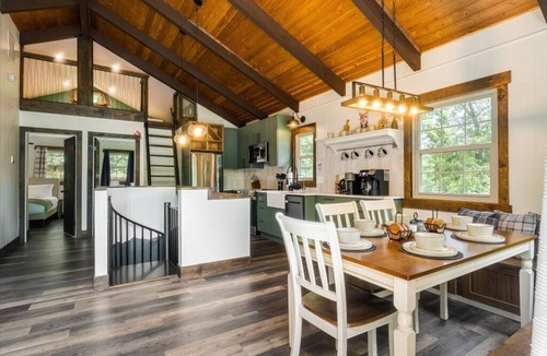 Mount Jackson House | Fox & Hound Getaway: Sauna, Hot Tub, Dogs, Game Night!