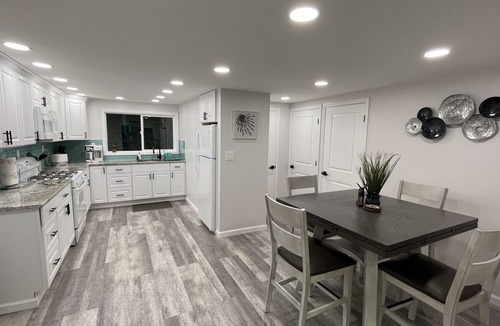 Fleischmanns House | Free 50 Amp EV Charger Modern New, HotTub, A/C, Webber Grill, 2 Decks, FirePit