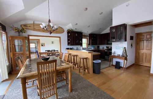 Duck House | Free 6 person street legal golf cart with 2026 bookings. 700 yards to beach.