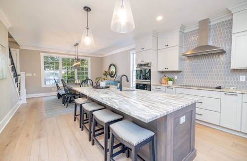 Macon House | Free Night Included - Hot Tub, Main Lake Views & boat to near by Restaurants
