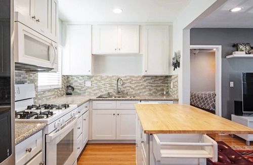 Del Rey House | Fully facilitated air conditioned stay + perfect location