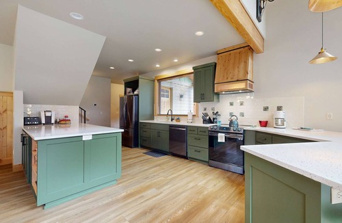 Vida House | Fully rebuilt riverfront home with deck, fireplace, & W&D - dog-friendly