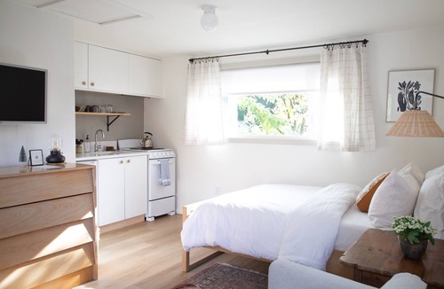 Silver Lake House | Garden Guest House in a peaceful neighborhood