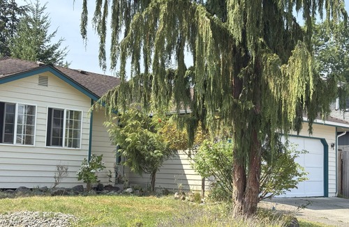 West Lake Stevens House | Garden Sanctuary, Mid-term, Peaceful Lake-town Home
