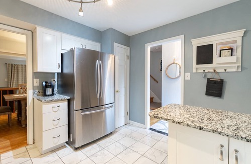 Historic District House | Gather, Relax & Explore — Townhome 1 Block from State Capitol Building with Backyard & Parking