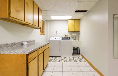 Historic District House | Gather, Relax & Explore — Townhome 1 Block from State Capitol Building with Backyard & Parking