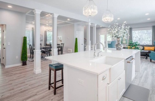 Hyde Park House | Glamorous, Upscale 5B Hyde Park Home w/Outdoor Patio
