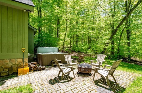 Old Timberline House | Gnarnia - 434 Cabin Mountain Road Gnarnia - Air Conditioning, Lake Access, Fire Pit, Hot Tub