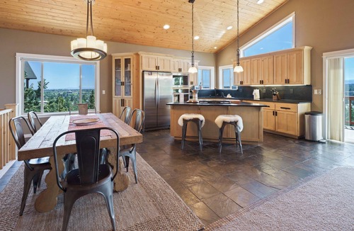 River West House | Golden Butte - Stunning & Spacious, Captivating Views, A/C, Foosball
