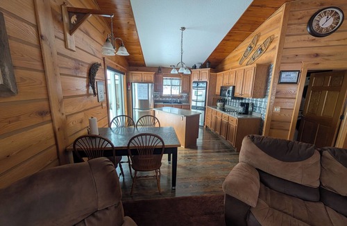 Great Valley Cabin | Golf, Relax, Repeat – Cabin Close to the Golf Course & Downtown EVL