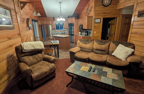 Great Valley Cabin | Golf, Relax, Repeat – Cabin Close to the Golf Course & Downtown EVL